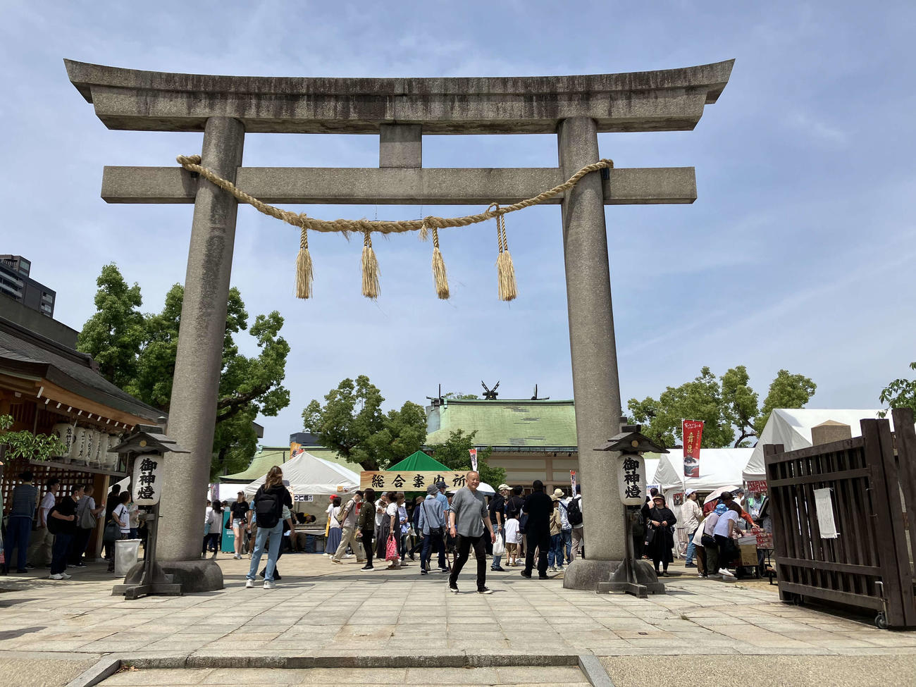 にぎわう彦八まつり会場の生国魂神社（撮影・阪口孝志）