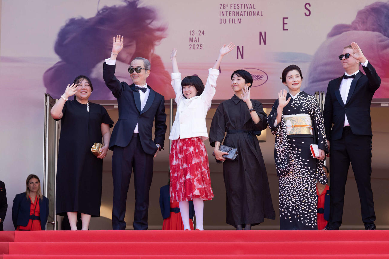 カンヌ映画祭のレッドカーペットに立った、コンペティション部門に出品された「ルノワール」の、左2人目からリリー・フランキー、鈴木唯、早川千絵監督、石田ひかり（C）Kazuko Wakayama