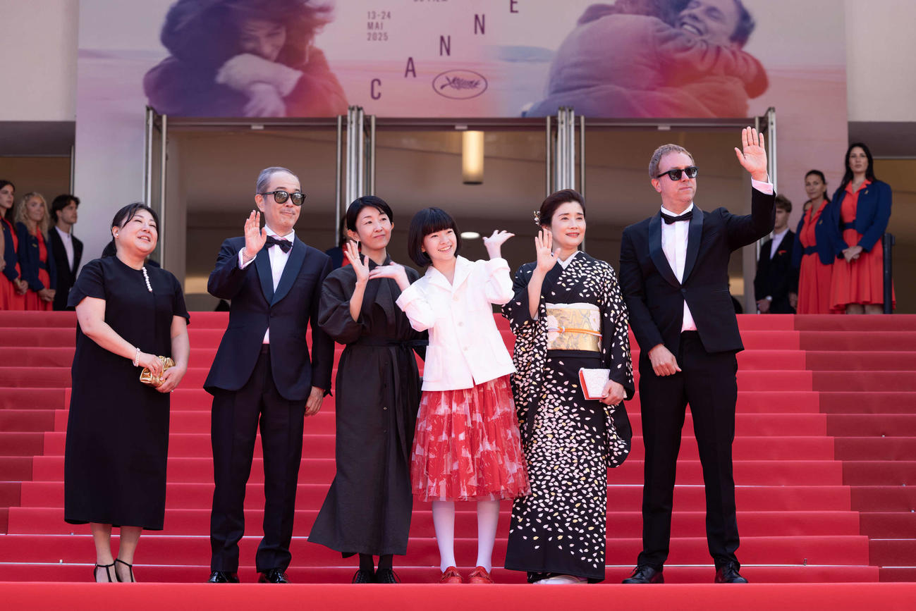 カンヌ映画祭のレッドカーペットに立った、コンペティション部門に出品された「ルノワール」の、左2人目からリリー・フランキー、早川千絵監督、鈴木唯、石田ひかり（C）Kazuko Wakayama