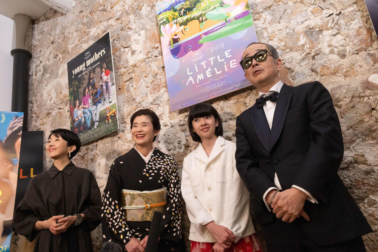 カンヌ映画祭コンペティション部門に出品された「ルノワール」の公式上映後、日本メディアの囲み取材に応じる、左から早川千絵監督、石田ひかり、鈴木唯、リリー・フランキー（C）Kazuko Wakayama
