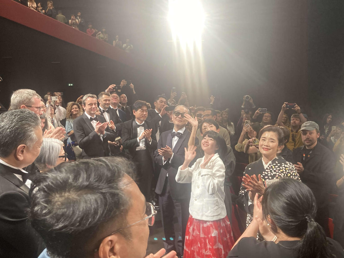 カンヌ映画祭コンペティション部門に出品された「ルノワール」の公式上映後、スタンディングオベーションに応える、中央左からリリー・フランキー、早川千絵監督、鈴木唯、石田ひかり
