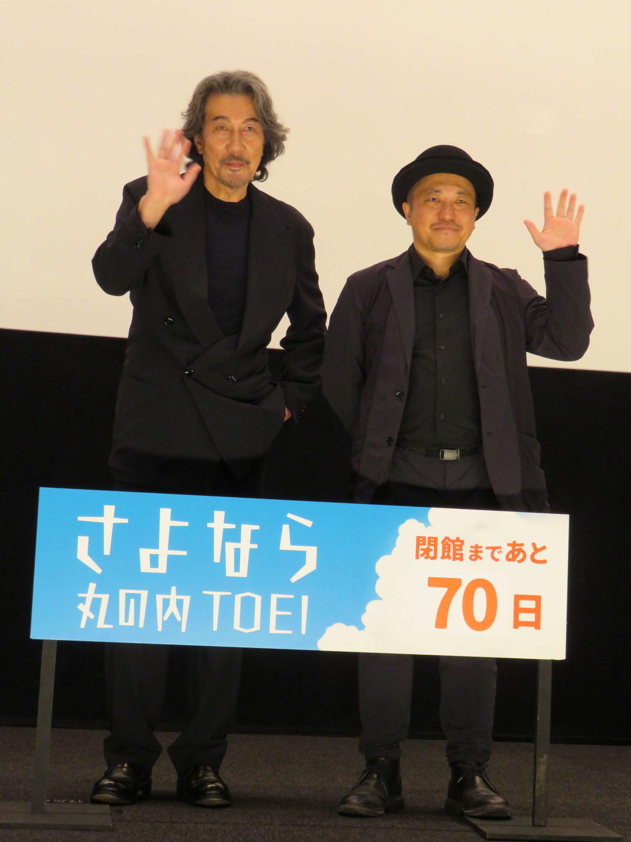 「さよなら丸の内TOEI」で上映された映画「孤狼の血」上映後舞台あいさつに登壇した役所広司（左）と白石和彌監督（撮影・村上幸将）