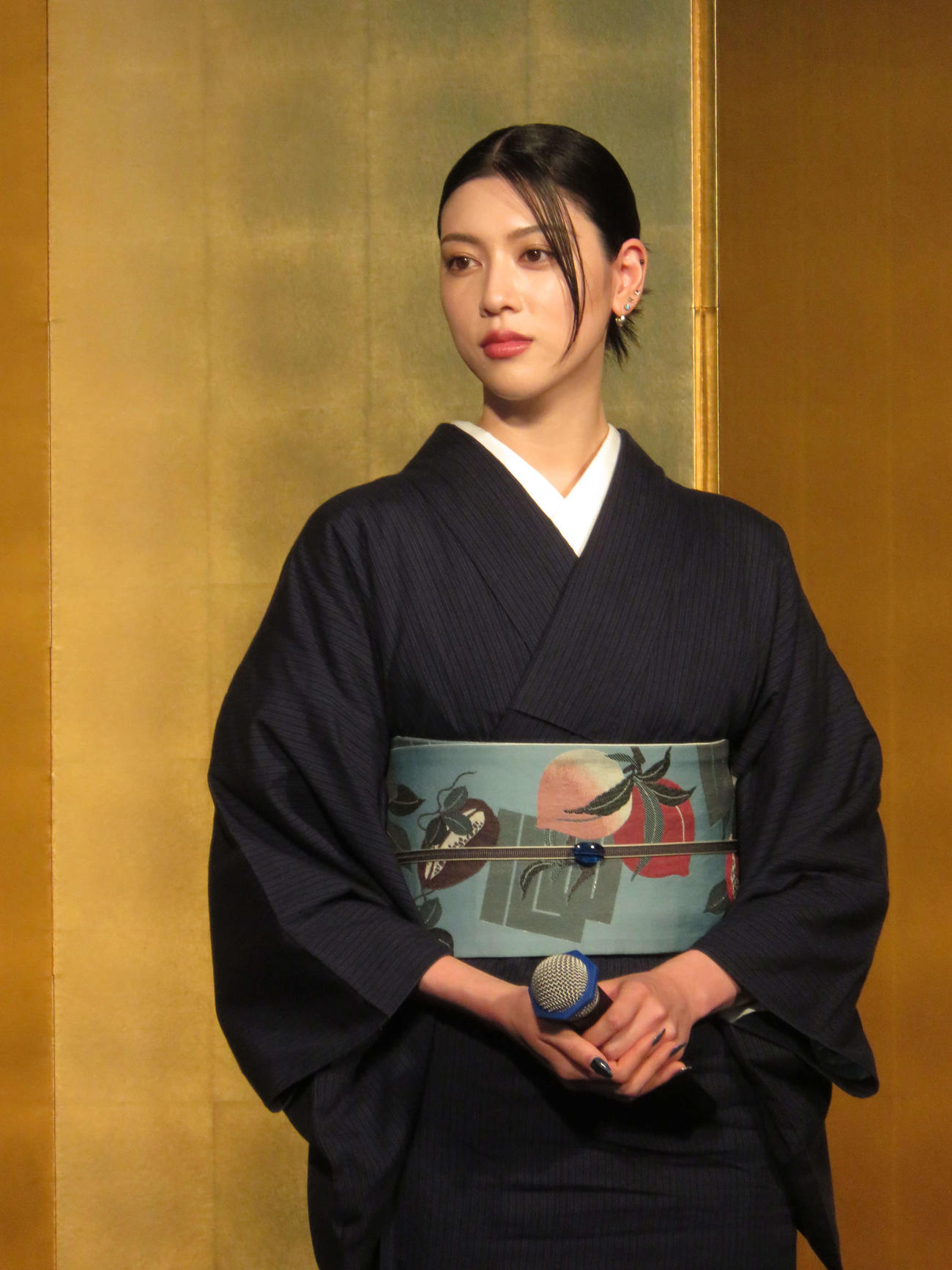 着物姿で登場した三吉彩花