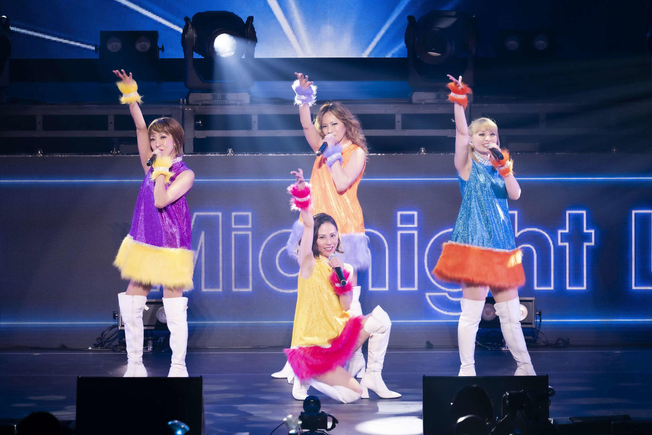 色鮮やかな衣装でパフォーマンスするMAX