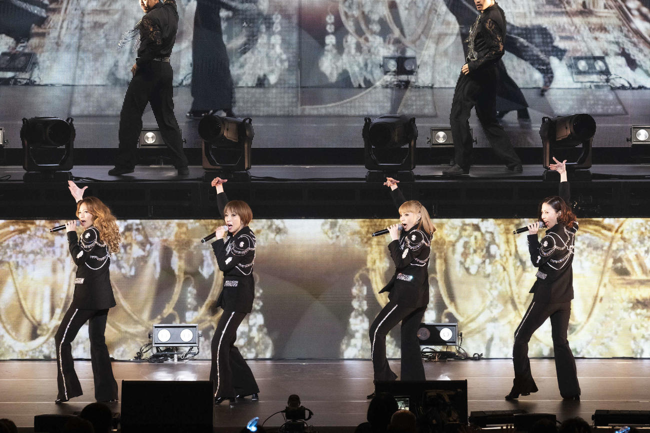 デビュー30周年記念ツアー「MAX 30th LIVE CONTACT 2025　～Ways To Go～」初日公演でパフォーマンスするMAX。左からLINA、REINA、MINA、NANA（撮影・田中聖太郎）