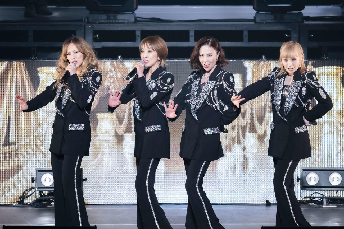初日公演でパフォーマンスするMAX。左からLINA、REINA、NANA、MINA（田中聖太郎氏撮影）
