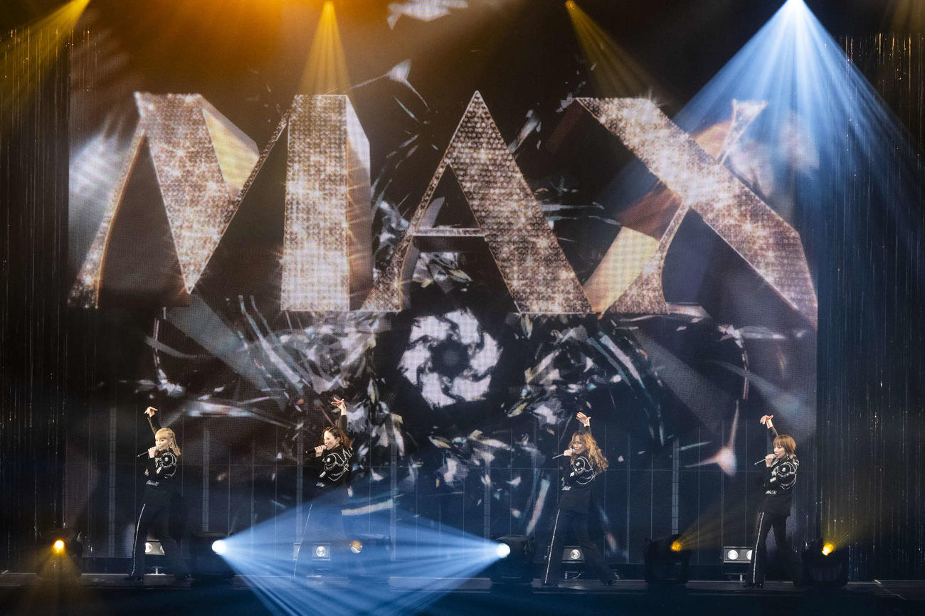 デビュー30周年記念ツアー「MAX 30th LIVE CONTACT 2025　～Ways To Go～」初日公演でパフォーマンスするMAX。左からMINA、NANA、LINA、REINA（撮影・田中聖太郎）