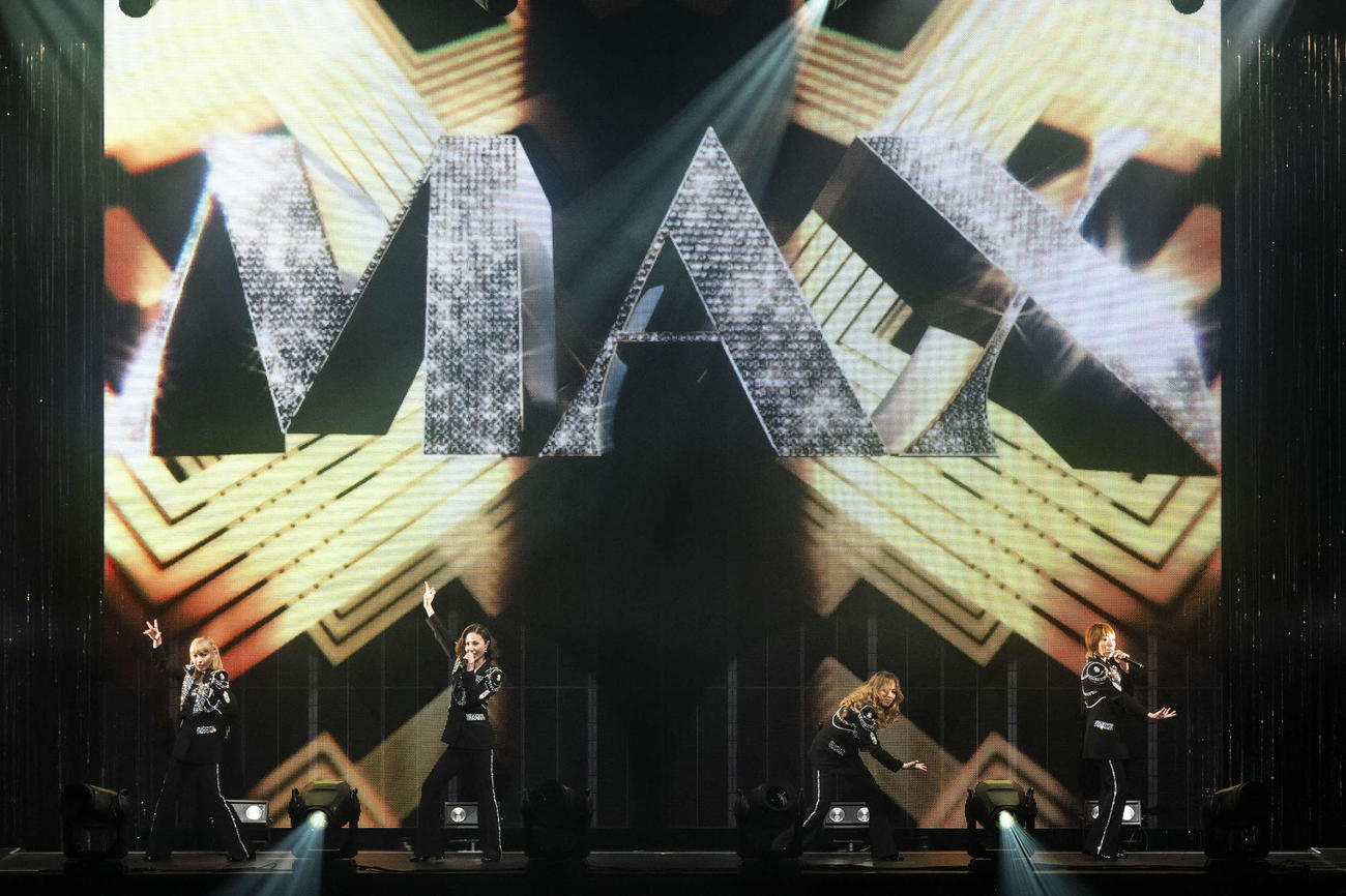 デビュー30周年記念ツアー「MAX 30th LIVE CONTACT 2025　～Ways To Go～」初日公演でパフォーマンスするMAX。左からMINA、NANA、LINA、REINA（撮影・田中聖太郎）