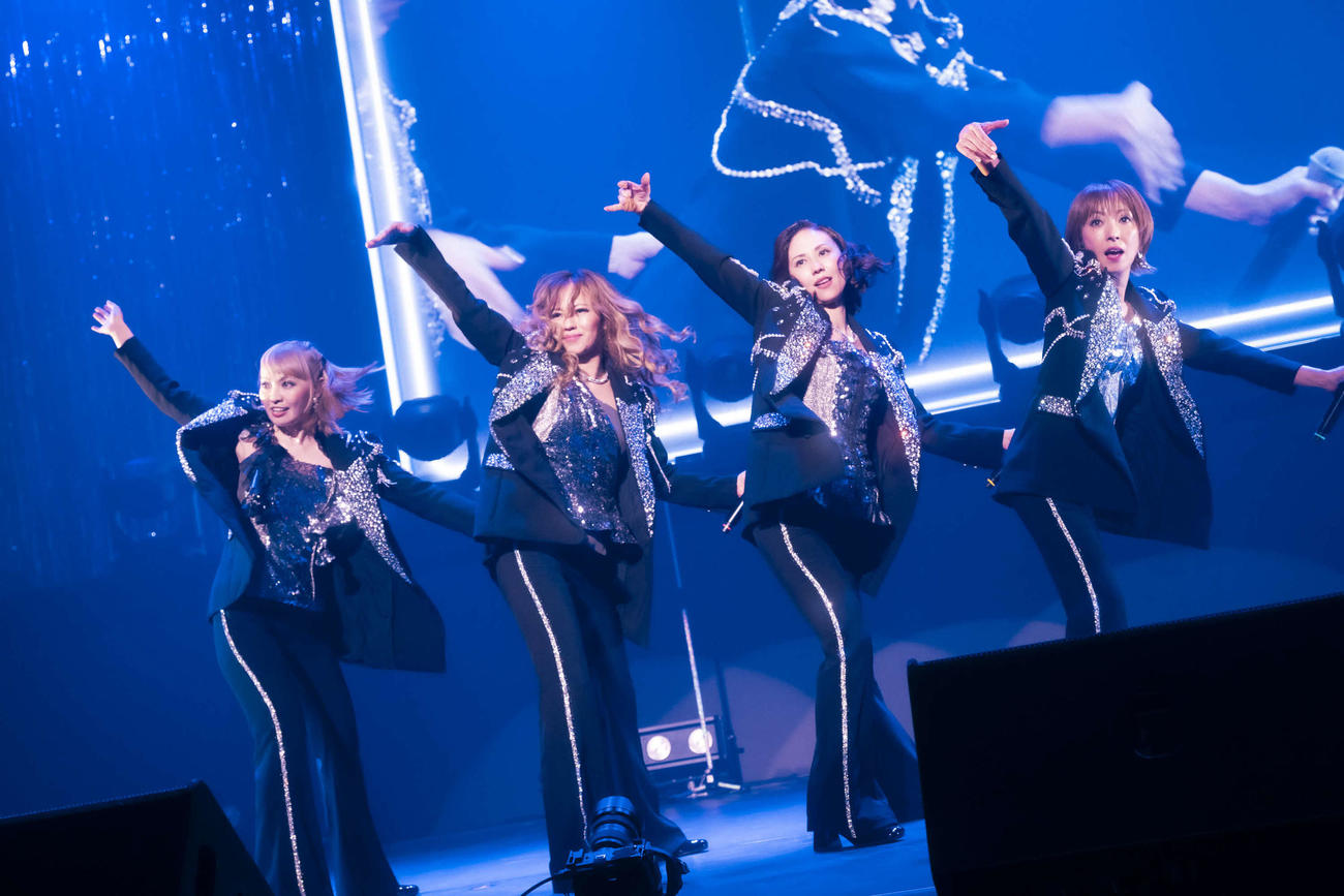 デビュー30周年記念ツアー「MAX 30th LIVデビュー30周年記念ツアー「MAX 30th LIVE CONTACT 2025　～Ways To Go～」初日公演でパフォーマンスするMAX。左からMINA、LINA、NANA、REINA（撮影・田中聖太郎）