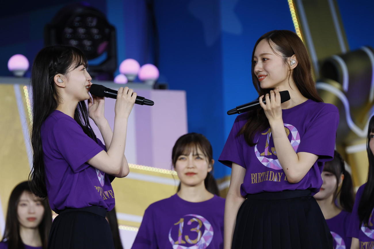 デビュー13周年記念ライブ「13th YEAR BIRTHDAY LIVE」で熱い思いを伝える久保史緒里（左）と梅澤美波