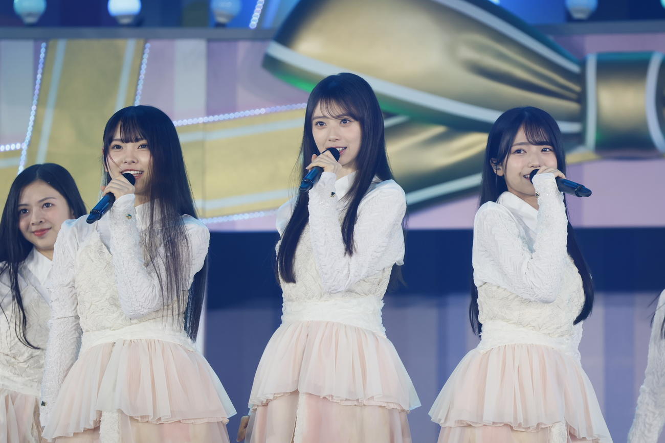デビュー13周年記念ライブ「13th YEAR BIRTHDAY LIVE」でパフォーマンスする乃木坂46の6期生