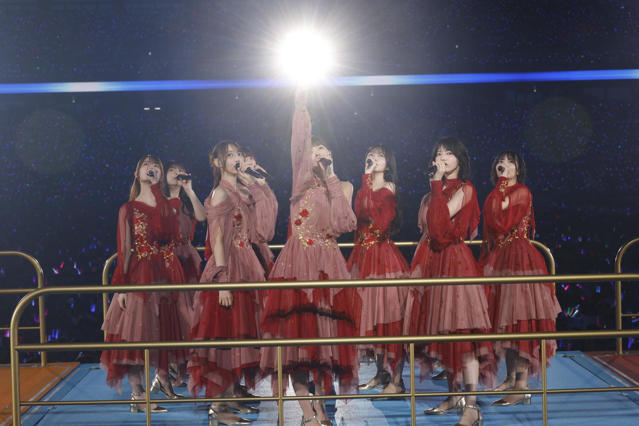 デビュー13周年記念ライブ「13th YEAR BIRTHDAY LIVE」でパフォーマンスする乃木坂46　撮影・鈴木健太氏(KENTA Inc.)