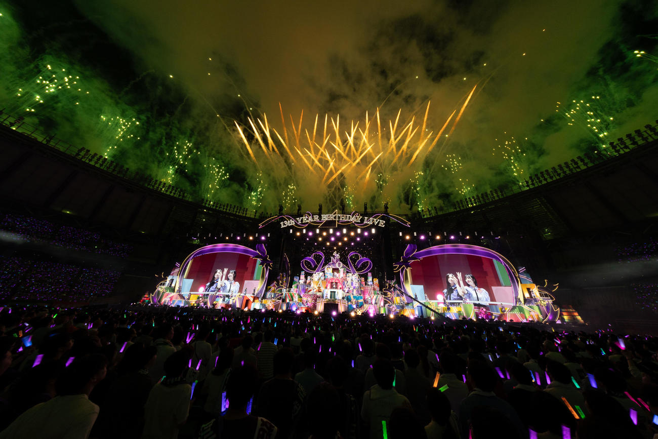 デビュー13周年記念ライブ「13th YEAR BIRTHDAY LIVE」でパフォーマンスする乃木坂46