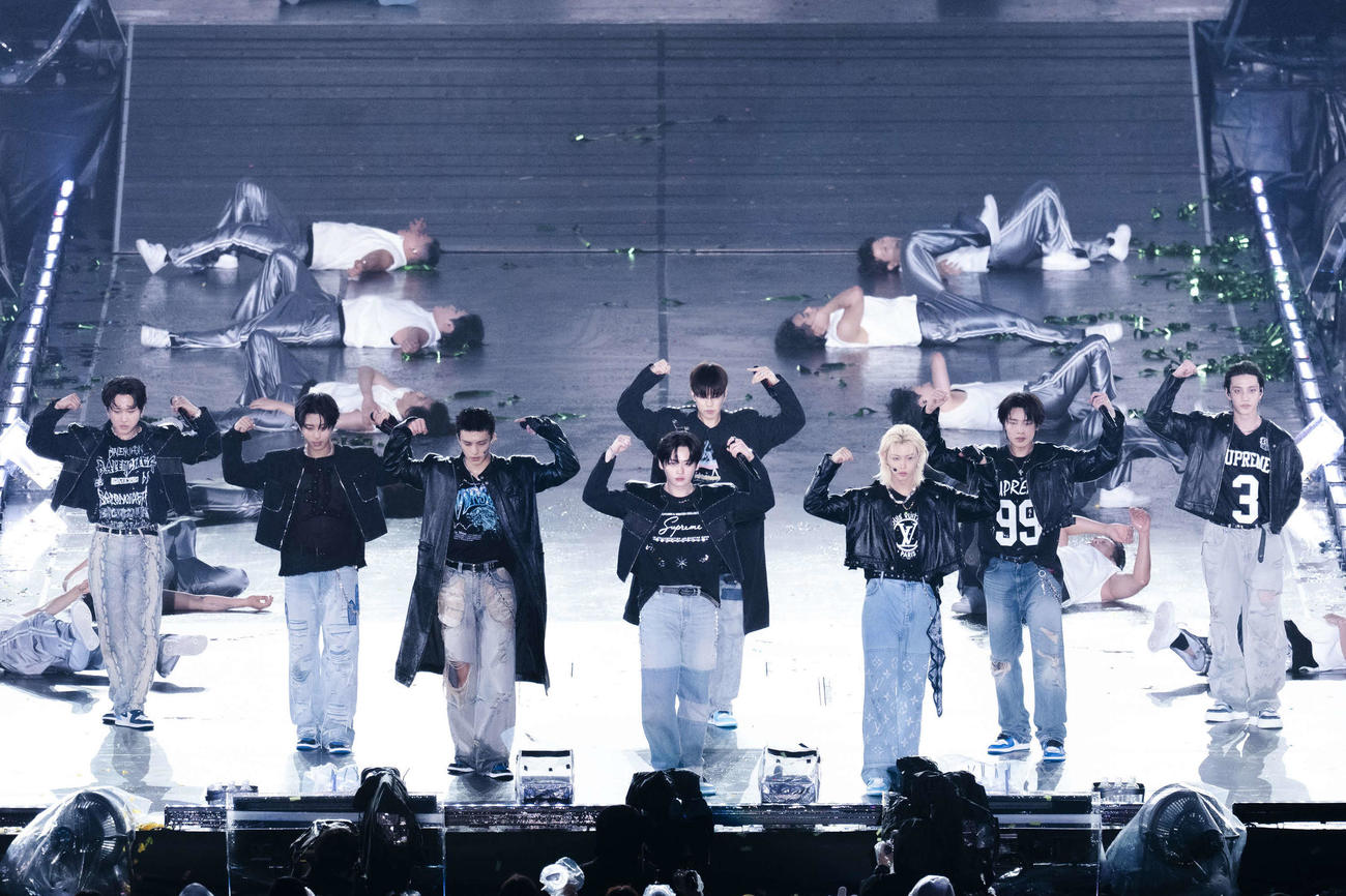 静岡エコパスタジアム公演でパフォーマンスするStray Kids（田中聖太郎氏撮影）