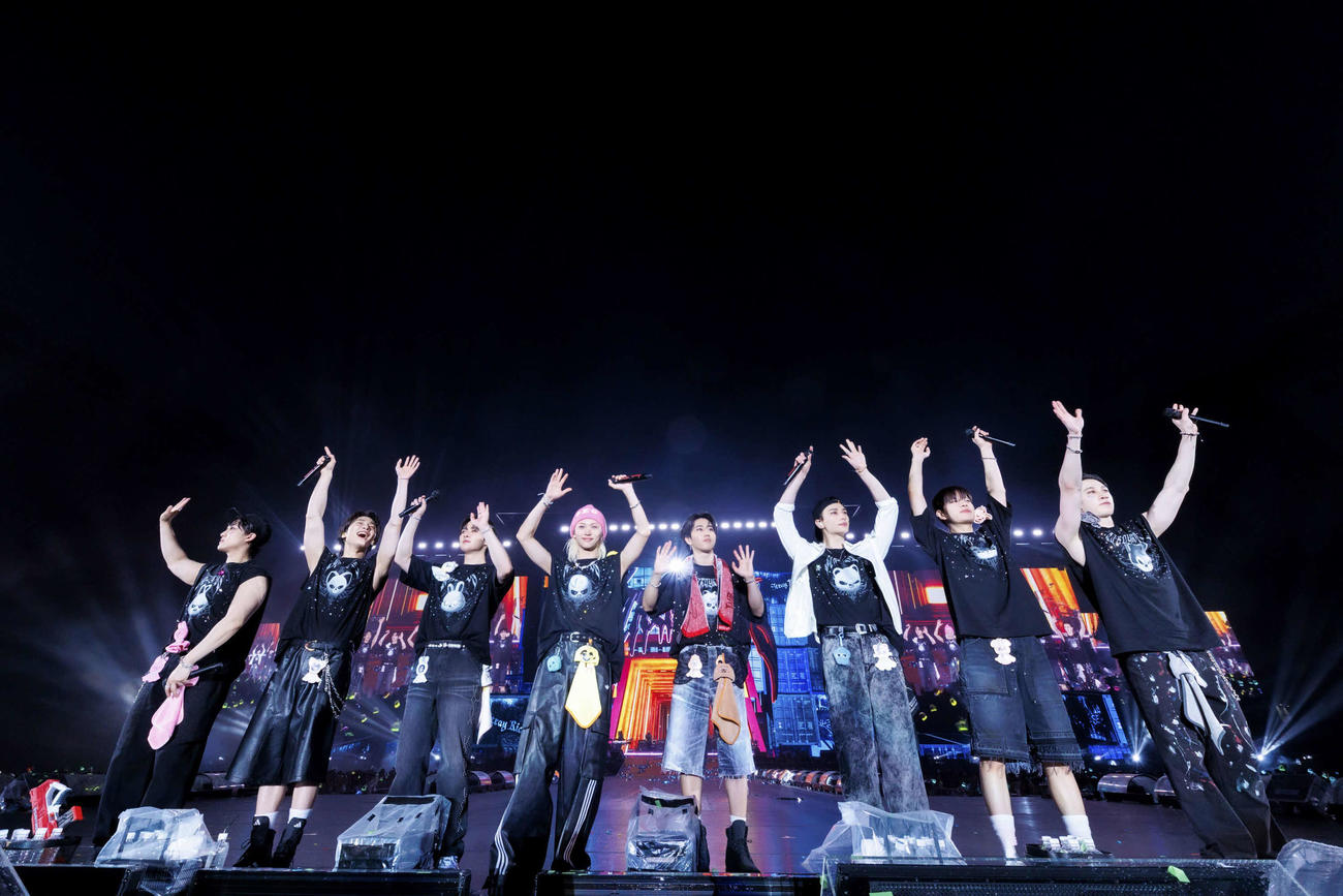 「Stray Kids World Tour　＜dominATE＞」静岡エコパスタジアム公演でパフォーマンスするStray Kids。左からチャンビン、アイエン、リノ、フィリックス、ハン、ヒョンジン、スンミン、バンチャン（田中聖太郎氏撮影）