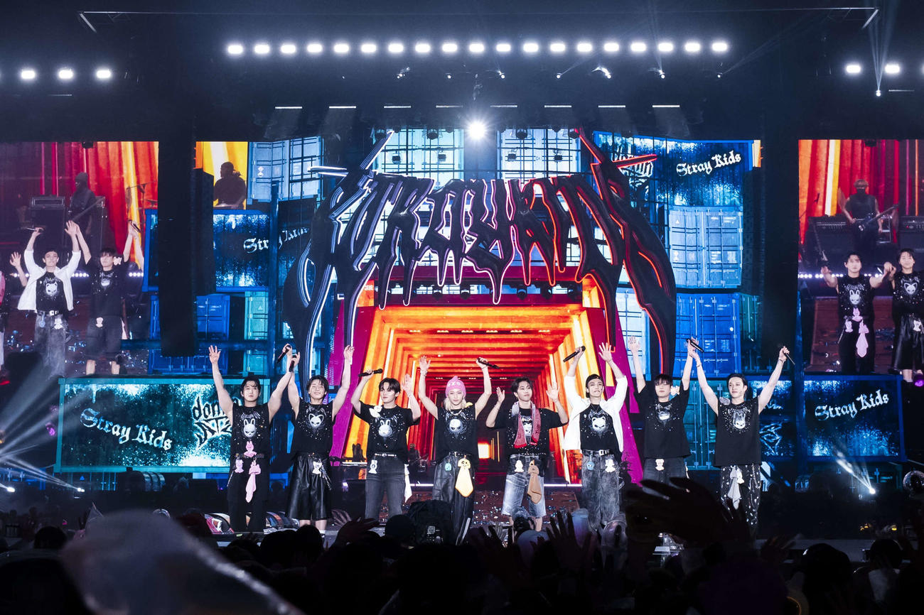 「Stray Kids World Tour　＜dominATE＞」静岡エコパスタジアム公演でパフォーマンスするStray Kids。左からチャンビン、アイエン、リノ、フィリックス、ハン、ヒョンジン、スンミン、バンチャン（田中聖太郎氏撮影）