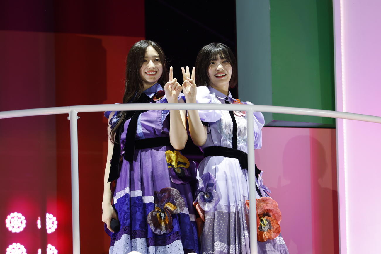 デビュー13周年記念ライブ「13th YEAR BIRTHDAY LIVE」、2人で指を立てて「13」を作る井上和（左）と中西アルノ