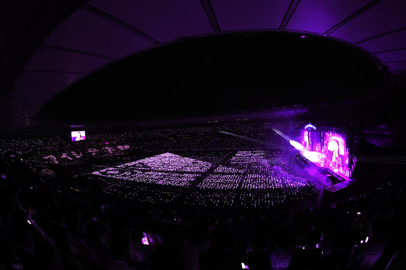 デビュー13周年記念ライブ「13th YEAR BIRTHDAY LIVE」で、ファンのペンライトで照らされた味の素スタジアム