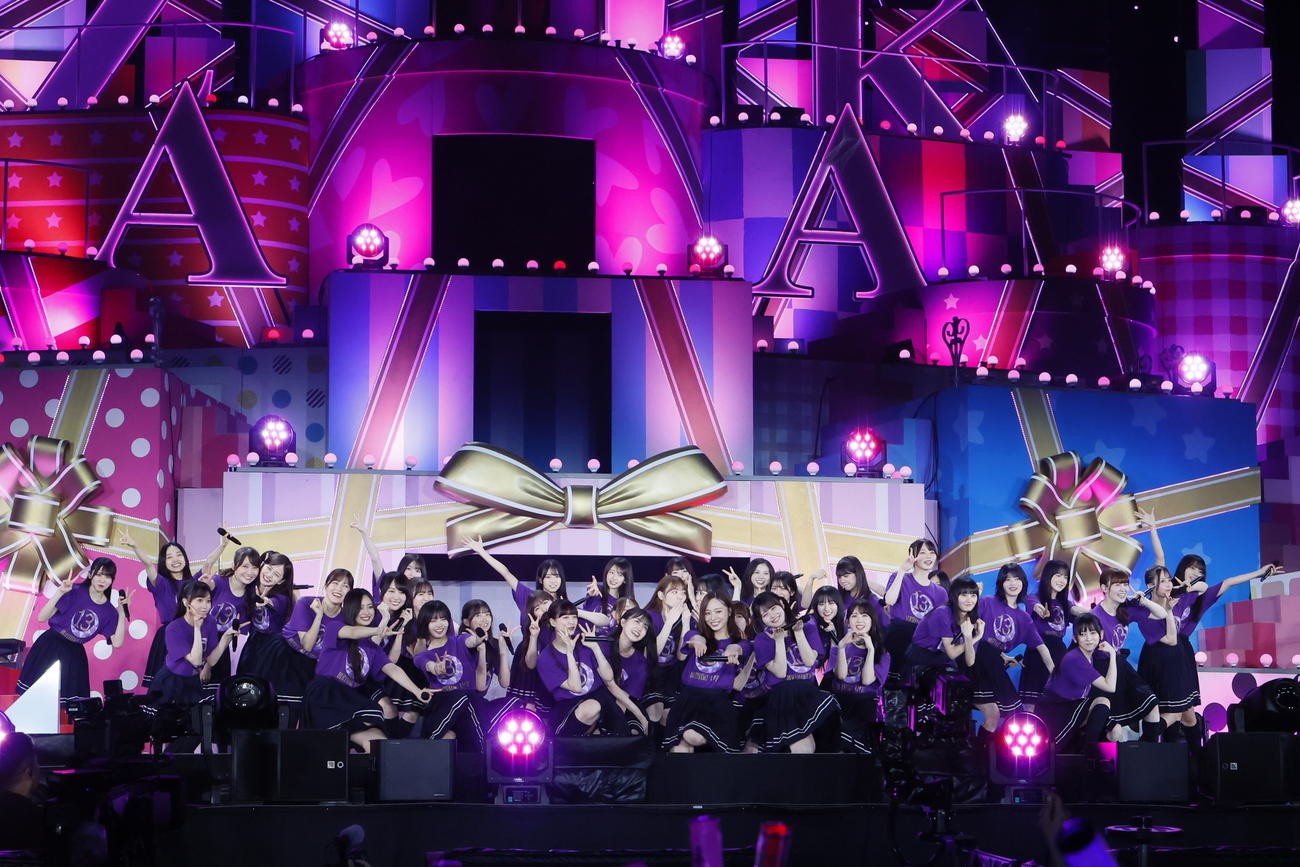デビュー13周年記念ライブ「13th YEAR BIRTHDAY LIVE」でパフォーマンスする乃木坂46