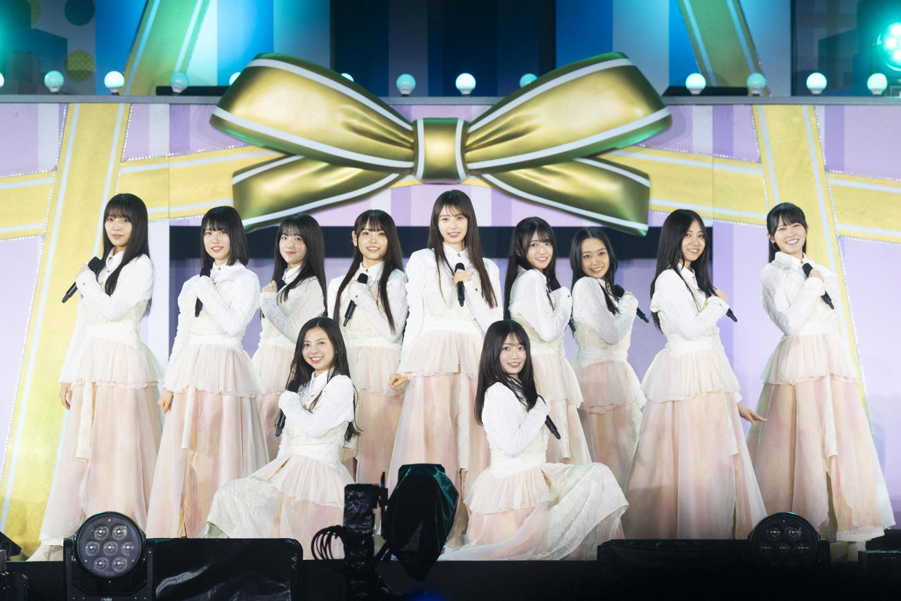 デビュー13周年記念ライブ「13th YEAR BIRTHDAY LIVE」でパフォーマンスする乃木坂46の6期生