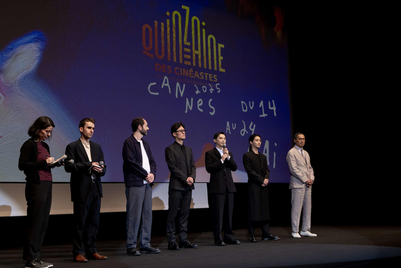 カンヌ映画祭監督週間に出品された「国宝」の公式上映であいさつする、左4人目から李相日監督、吉沢亮、横浜流星、渡辺謙（C）Kazuko Wakayama