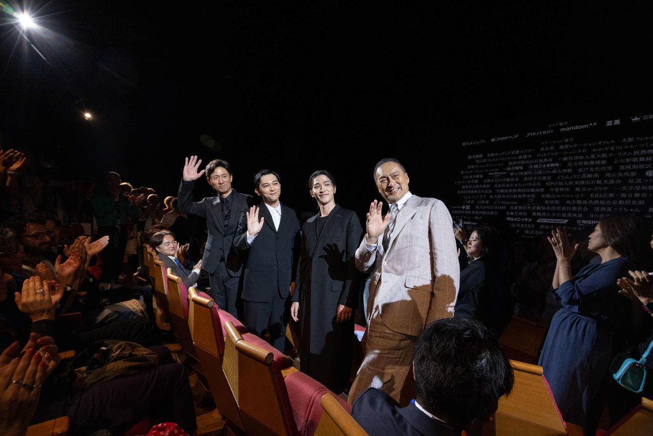 カンヌ映画祭監督週間に出品された「国宝」の公式上映に参加し、観客の声援に応える、左から李相日監督、吉沢亮、横浜流星、渡辺謙（C）Kazuko Wakayama