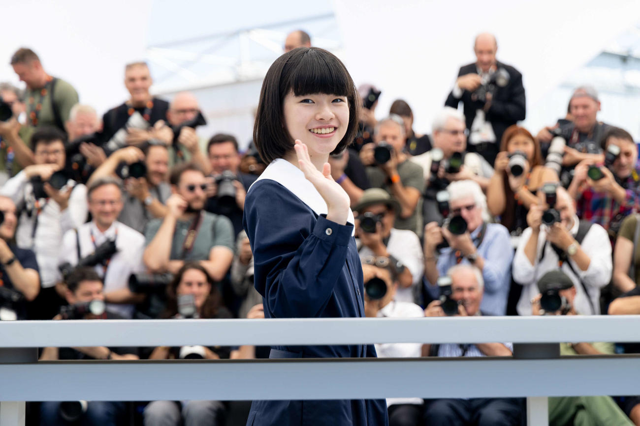 カンヌ映画祭でフォトコールに応じる「ルノワール」の鈴木唯（C）Kazuko Wakayama