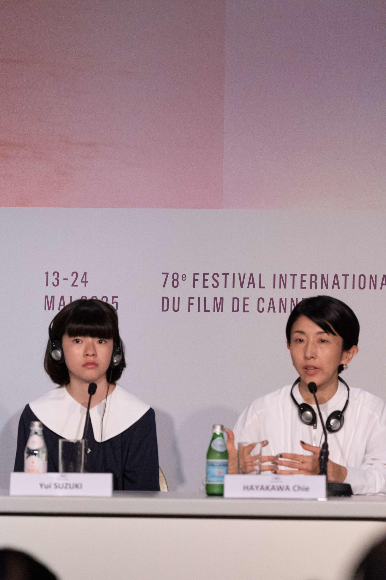 カンヌ映画祭で公式会見に臨む「ルノワール」の鈴木唯（左）と早川千絵監督（C）Kazuko Wakayama