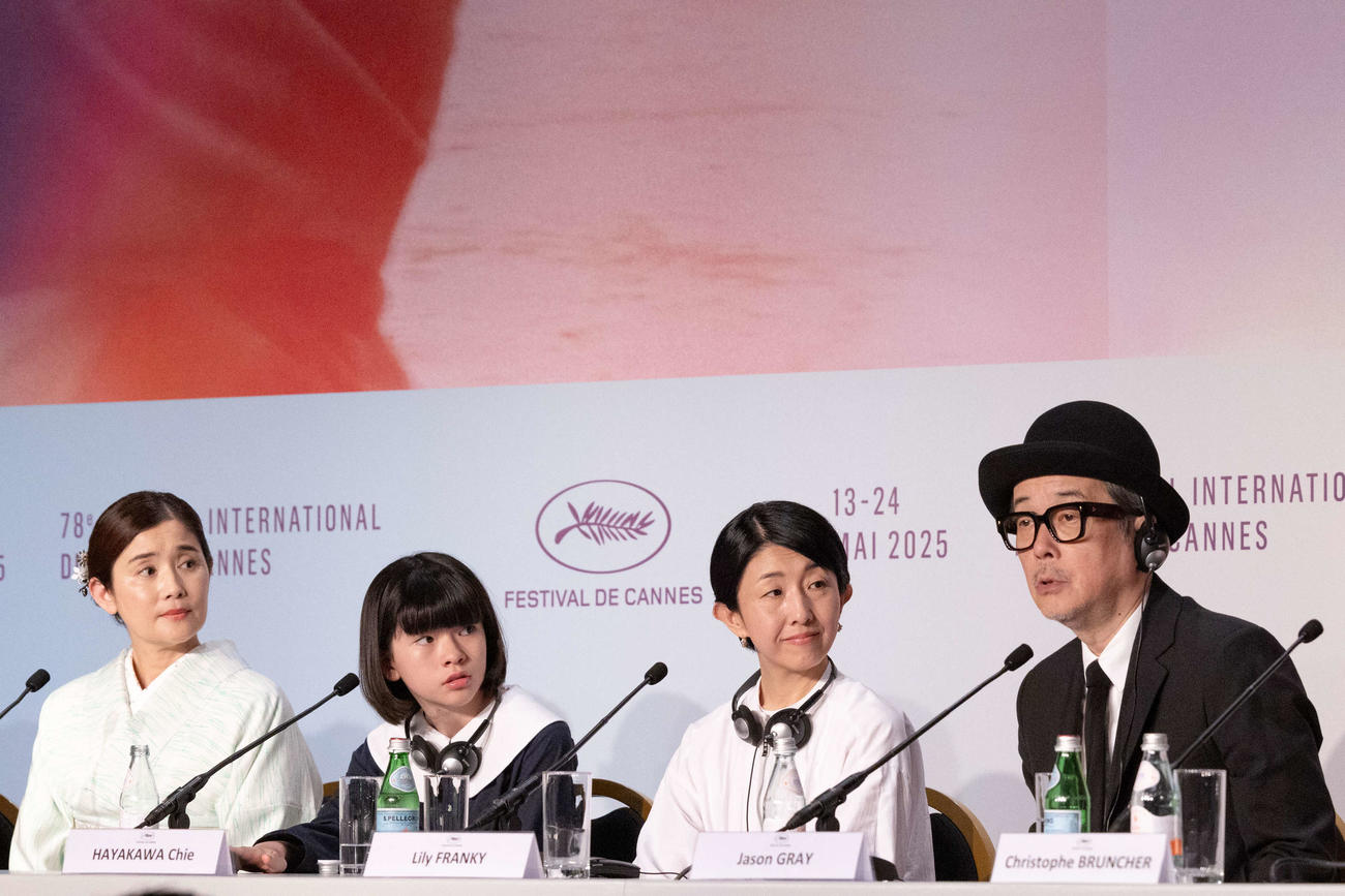 カンヌ映画祭で公式会見に臨む「ルノワール」の、左から石田ひかり、鈴木唯、早川千絵監督、リリー・フランキー（C）Kazuko Wakayama
