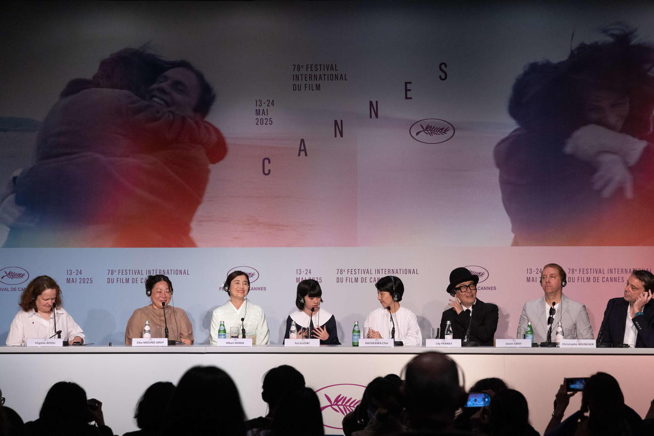 カンヌ映画祭で公式会見に臨む「ルノワール」の、左3人目から石田ひかり、鈴木唯、早川千絵監督、リリー・フランキー（C）Kazuko Wakayama