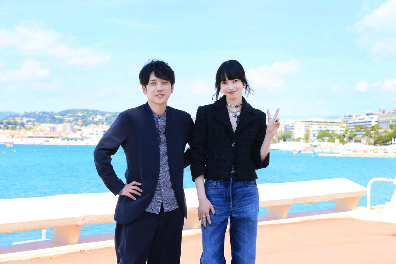 カンヌ映画祭ミッドナイト・スクリーニング部門に出品された「8番出口」の公式上映前にカンヌの街を探訪し、撮影を行った二宮和也と小松菜奈（C）2025映画「8番出口」製作委員会