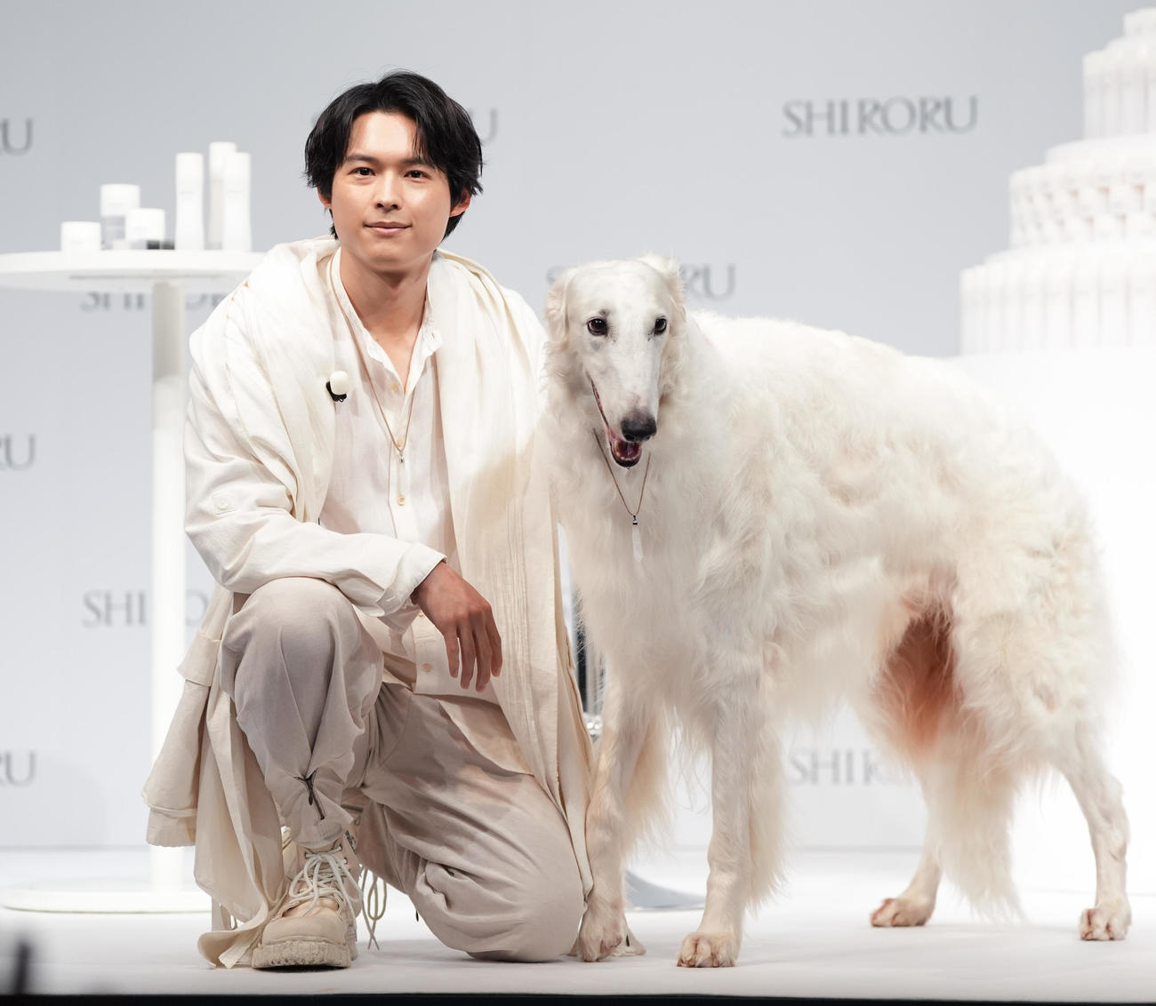 「SHIRORU W美白クリスタルスキンケア新CM発表会」でCMで共演したドン君と写真に納まる松村北斗（撮影・鈴木みどり）
