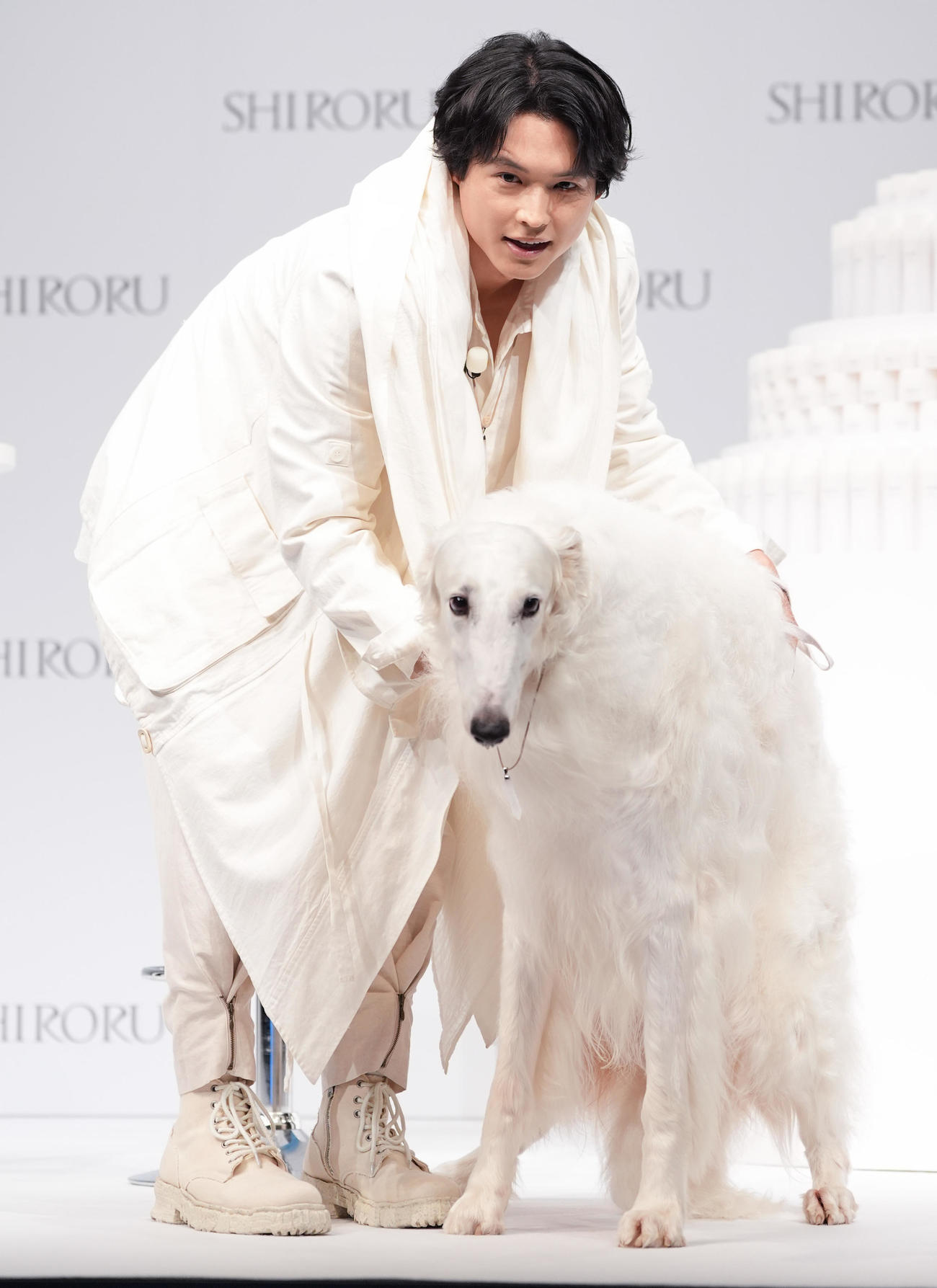「SHIRORU W美白クリスタルスキンケア新CM発表会」にCMで共演したドン君と登壇した松村北斗（撮影・鈴木みどり）
