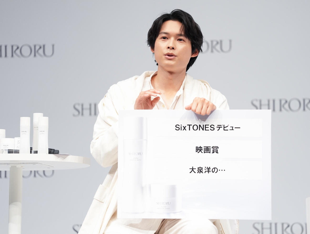 「SHIRORU W美白クリスタルスキンケア新CM発表会」で、5年間で印象に残ったことを話す松村北斗（撮影・鈴木みどり）