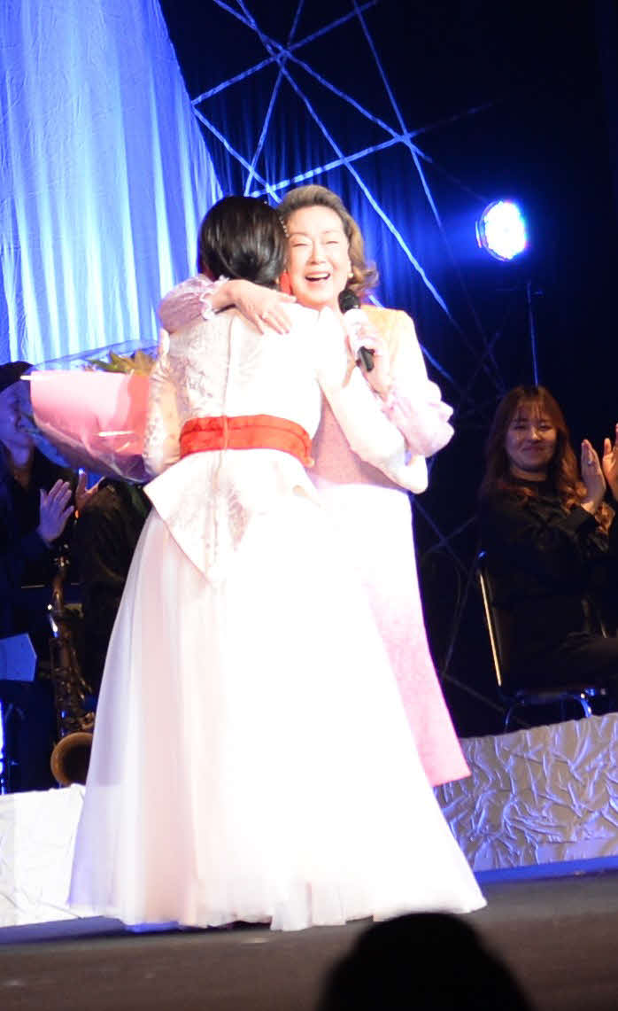 市川由紀乃の復帰コンサートにサプライズで駆けつけた由紀さおり