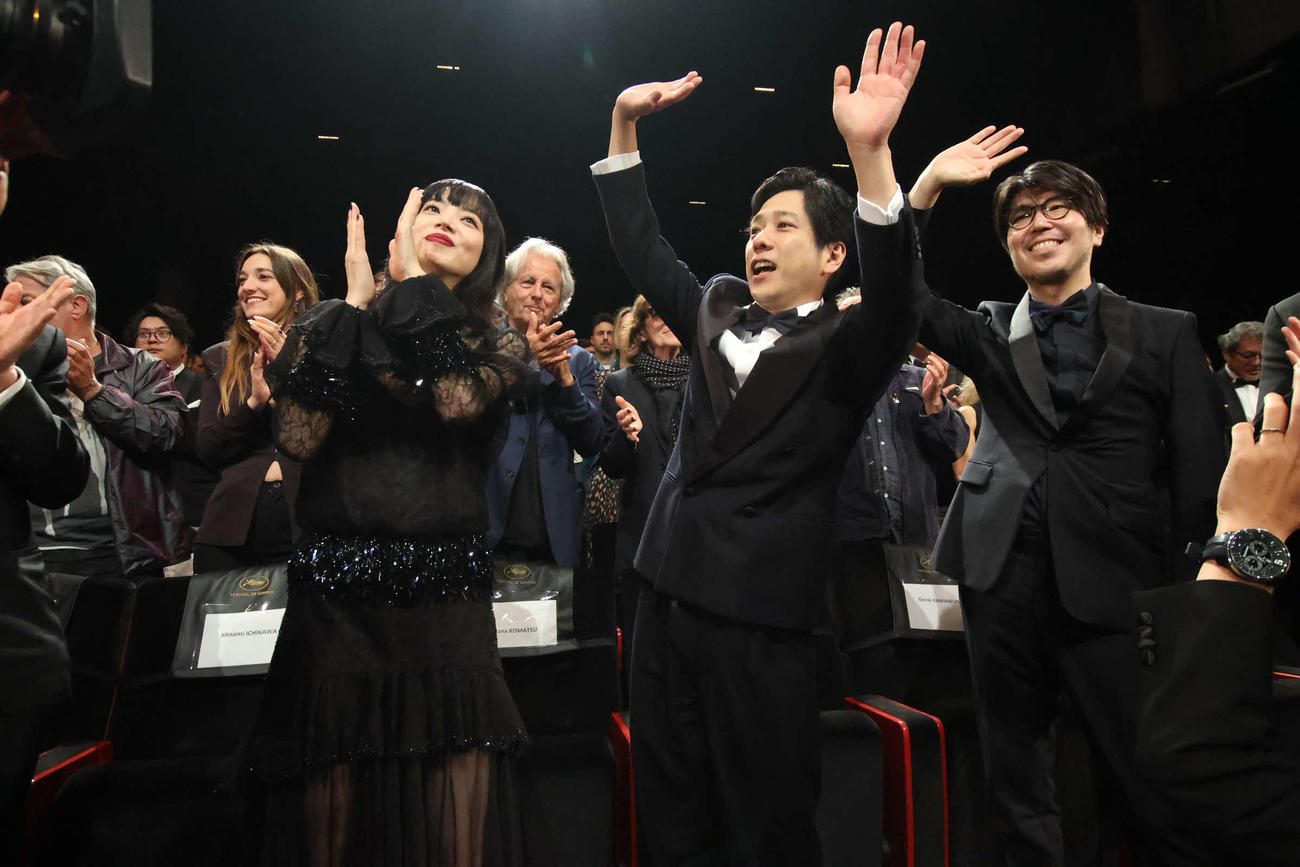 カンヌ映画祭ミッドナイト・スクリーニング部門「8番出口」の公式上映を終えて笑顔の、左から小松菜奈、二宮和也、川村元気監督
