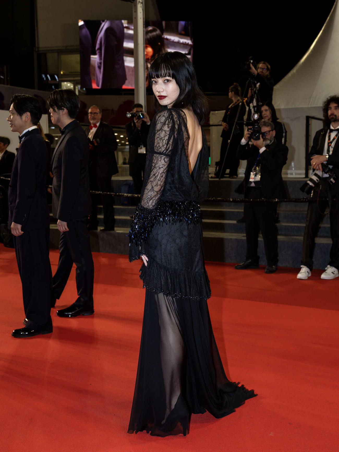 背中が大きく開いたドレス姿の小松菜奈（C）Kazuko Wakayama
