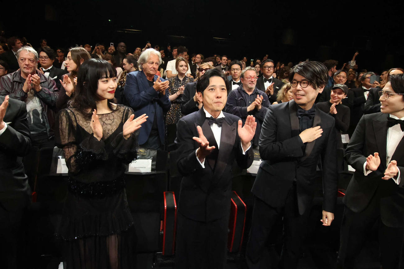 カンヌ映画祭ミッドナイト・スクリーニング部門「8番出口」の公式上映を終えて笑顔の、左から小松菜奈、二宮和也、川村元気監督、平瀬謙太朗氏
