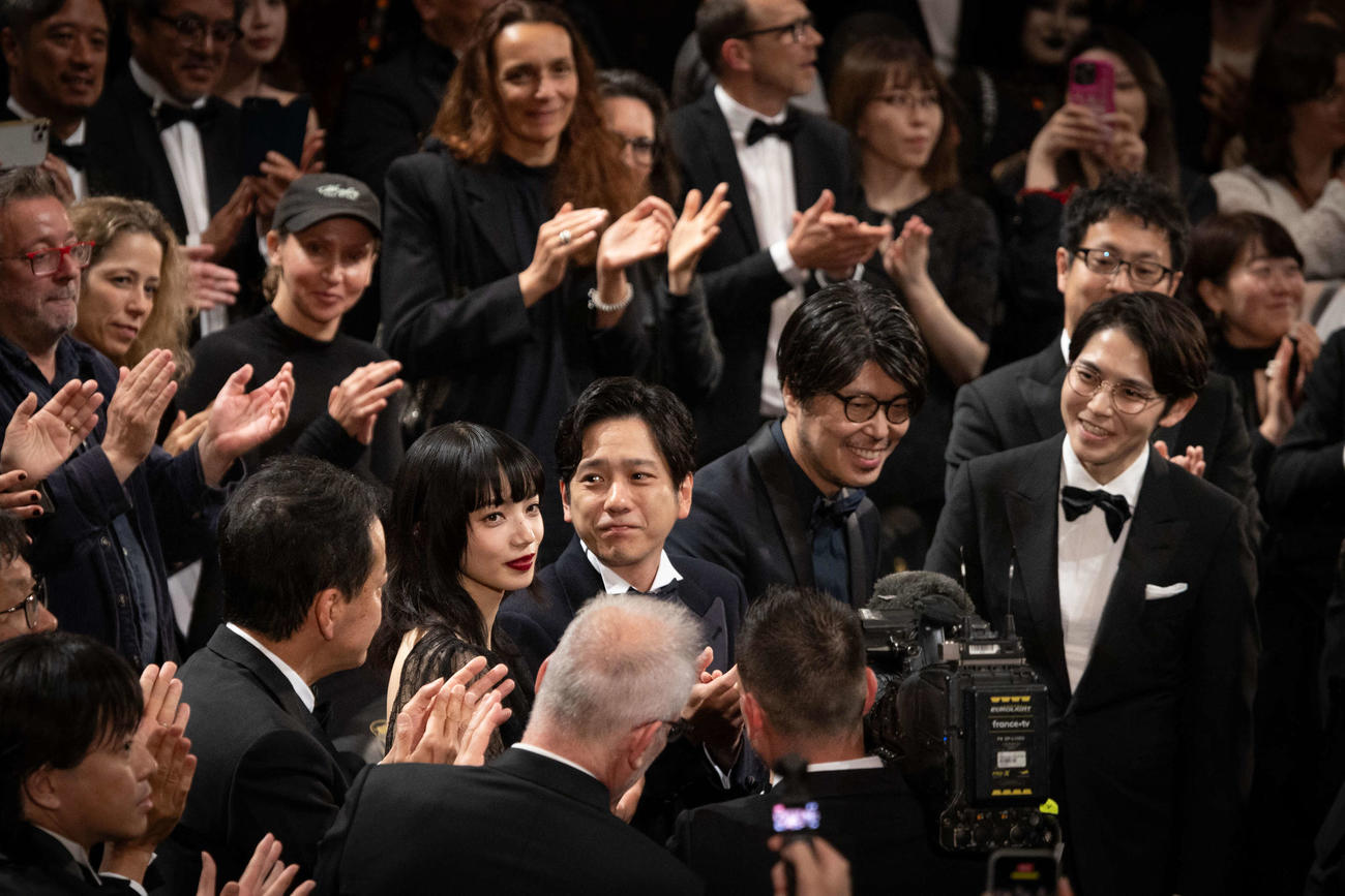 カンヌ映画祭ミッドナイト・スクリーニング部門「8番出口」の公式上映を終えて笑顔の、中央左から小松菜奈、二宮和也、川村元気監督、平瀬謙太朗氏（C）Kazuko Wakayama