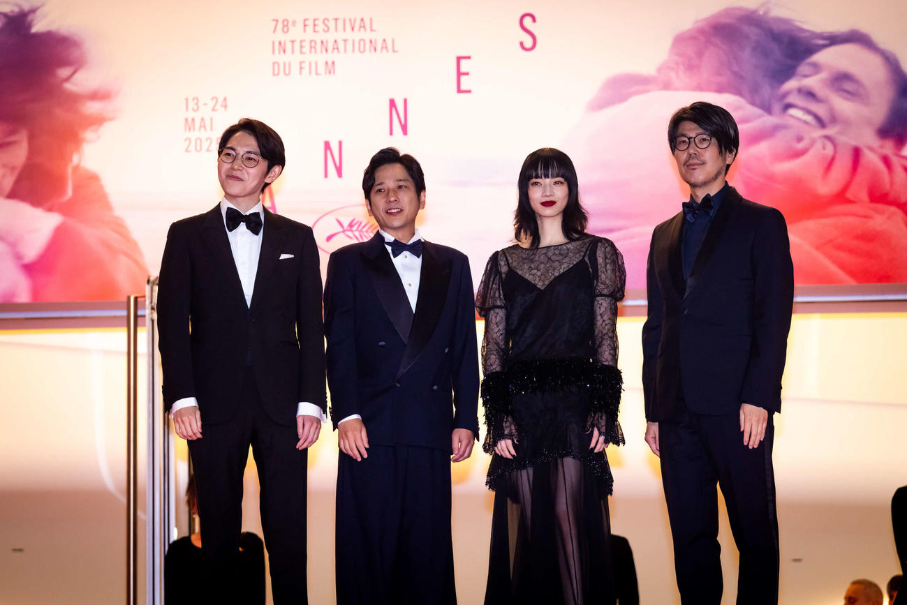 カンヌ映画祭のレッドカーペットに立った、ミッドナイト・スクリーニング部門「8番出口」の、左から平瀬謙太朗氏、二宮和也、小松菜奈、川村元気監督（C）Kazuko Wakayama