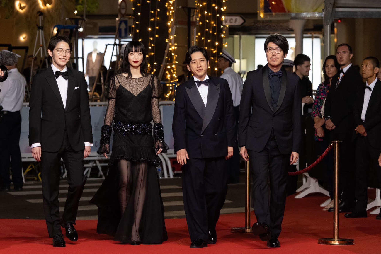 カンヌ映画祭のレッドカーペットに立った、ミッドナイト・スクリーニング部門「8番出口」の、左から平瀬謙太朗氏、小松菜奈、二宮和也、川村元気監督（C）Kazuko Wakayama