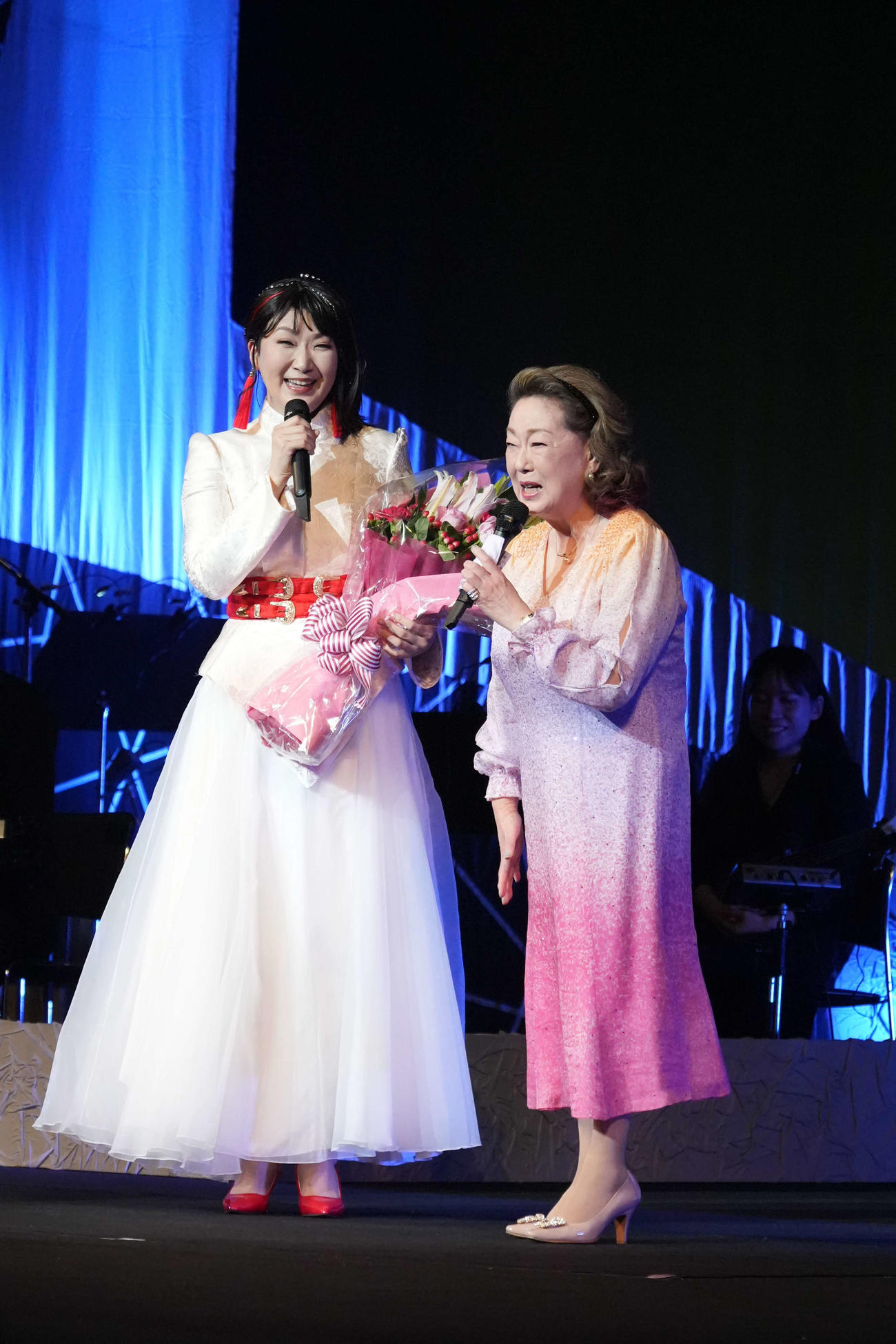 市川由紀乃の復帰コンサートにサプライズで駆けつけた由紀さおり