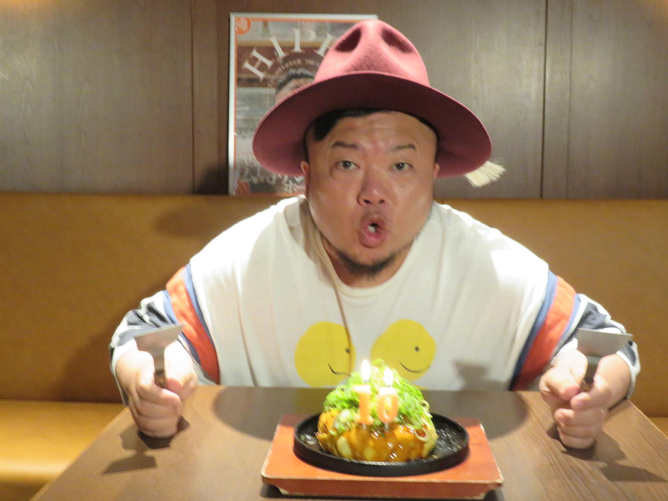 メジャーデビュー10周年記念のお好み焼きケーキのろうそくの炎を吹き消すHIPPY