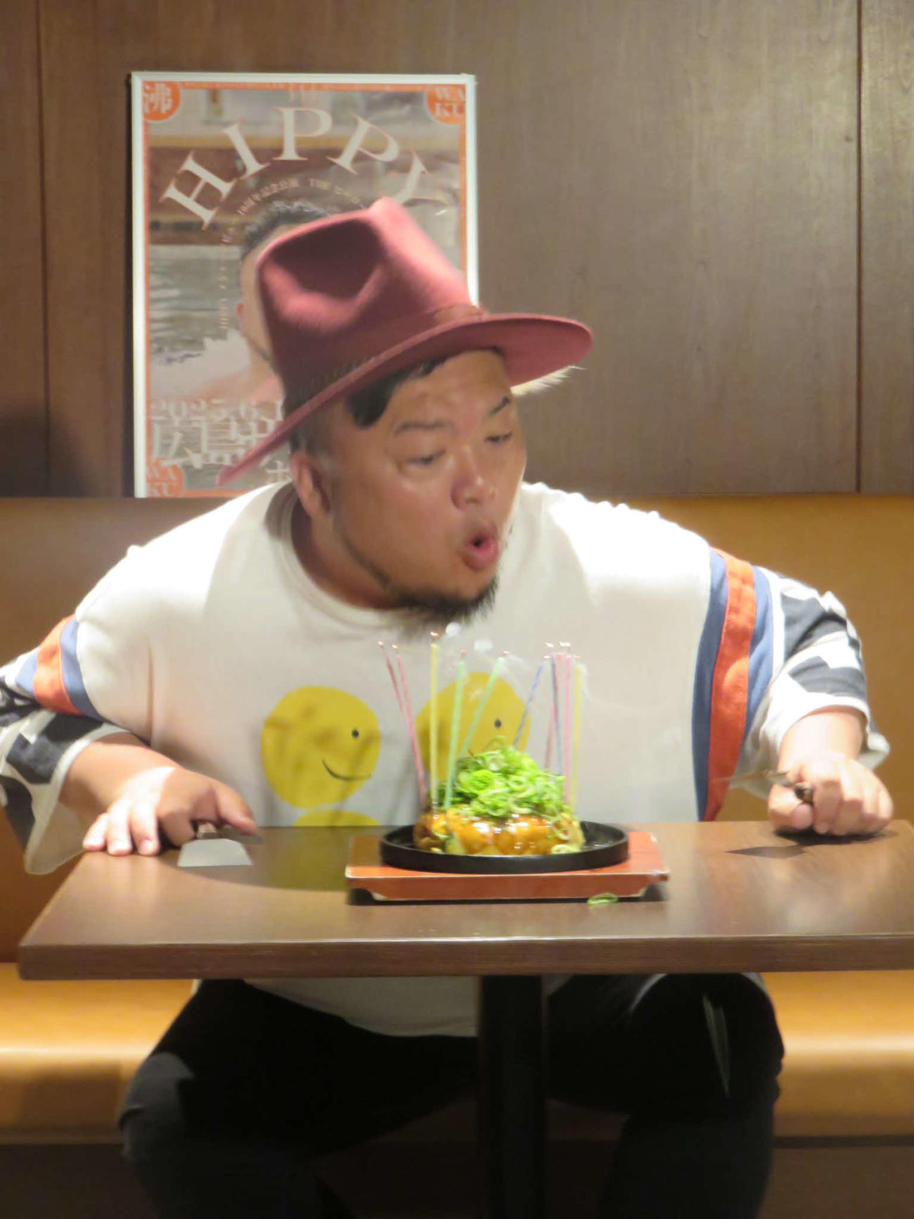 メジャーデビュー10周年記念のお好み焼きケーキのろうそくの炎を吹き消すHIPPY