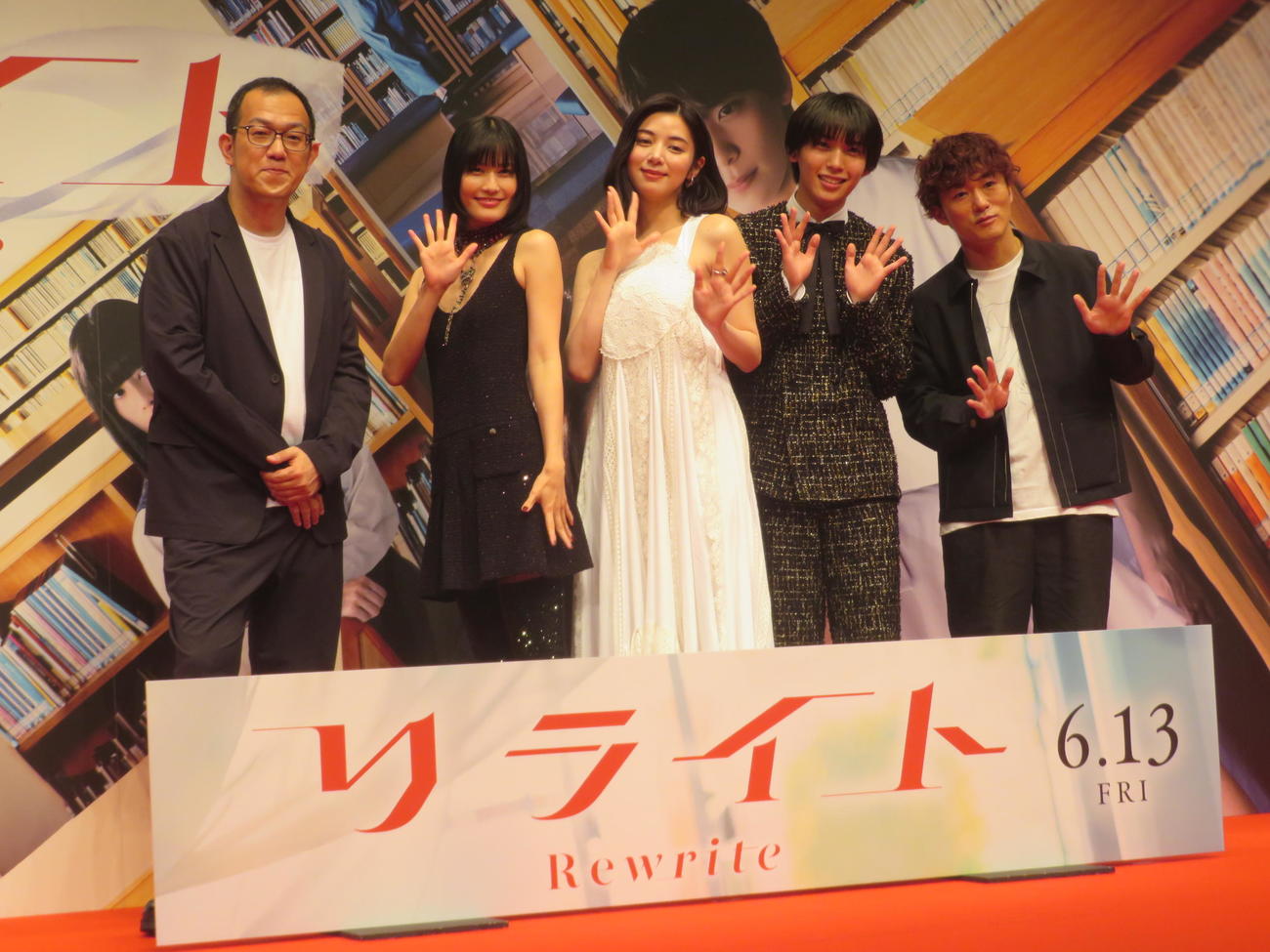 映画「リライト」完成披露舞台あいさつに出席した、左から上田誠氏、橋本愛、池田エライザ、阿達慶、松居大悟監督（撮影・川田和博）