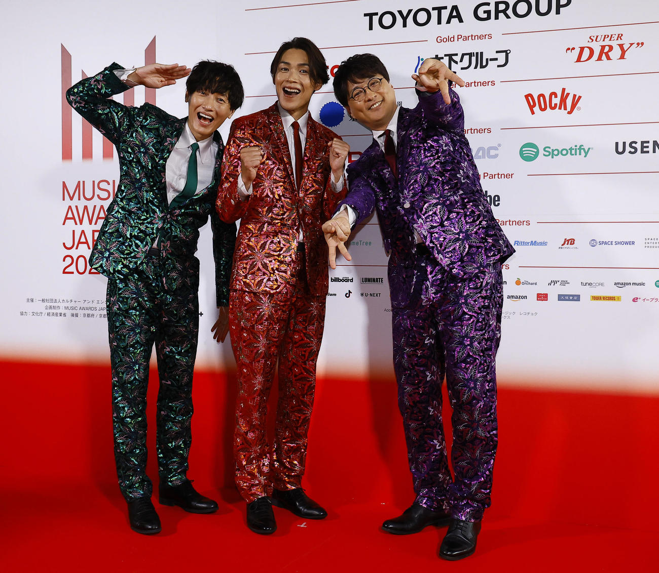 ミュージックアワードジャパン2025を前に取材に応じた左から純烈の後上翔太、白川裕二郎、酒井一圭（撮影・藤尾明華）