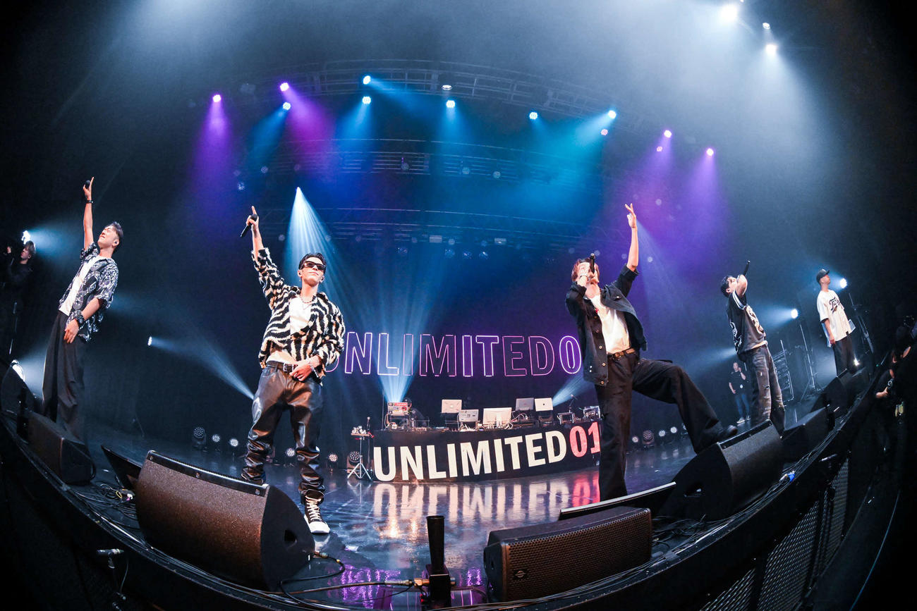「MA55IVE BASE presents UNLIMITED 01」でパフォーマンスするDOBERMAN INFINITY