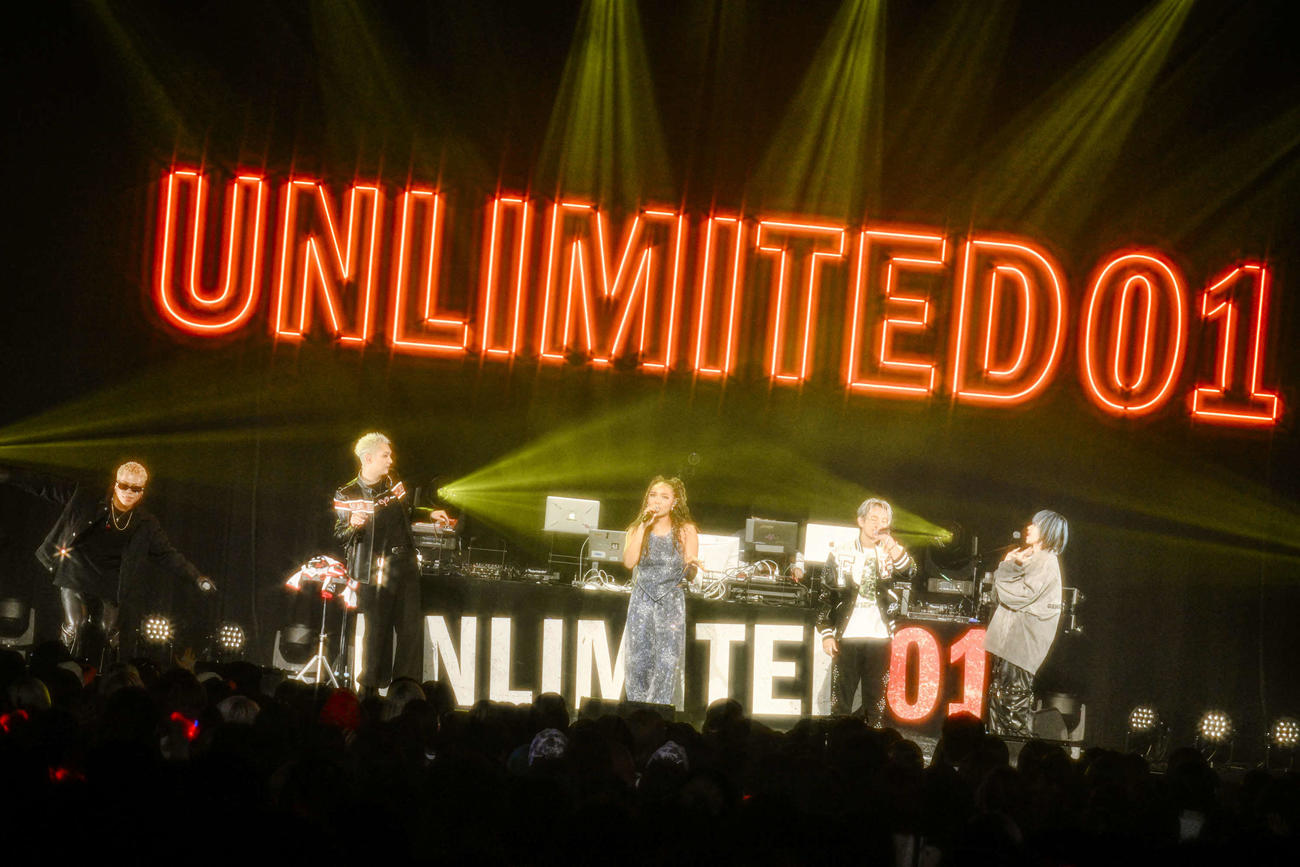 「MA55IVE BASE presents UNLIMITED 01」でパフォーマンスするMA55IVE THE RAMPAGEとCrystal Kay