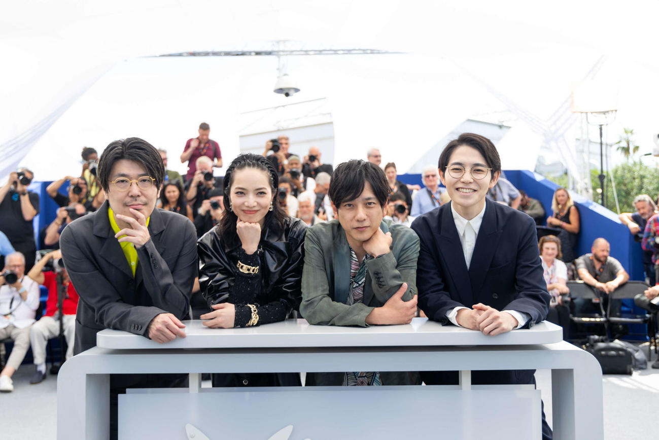 カンヌ映画祭でフォトコールに臨む、ミッドナイト・スクリーニング部門「8番出口」の、左から川村元気監督、小松菜奈、二宮和也、平瀬謙太朗氏（C）Kazuko Wakayama