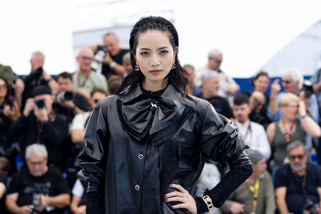 カンヌ映画祭でフォトコールに臨む、ミッドナイト・スクリーニング部門「8番出口」の小松菜奈（C）Kazuko Wakayama